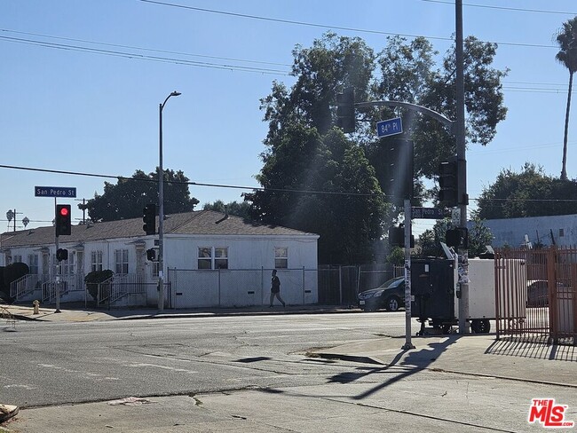 259 E 84th Pl in Los Angeles, CA - Building Photo - Building Photo