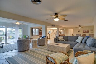 301 N Tessier Dr in St Pete Beach, FL - Building Photo