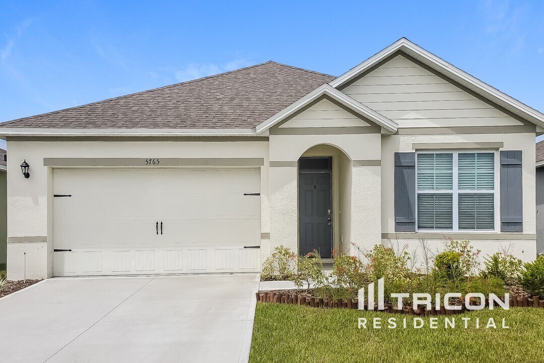 5765 Arlington River Dr. in Lakeland, FL - Foto de edificio