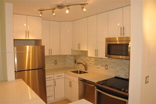 10765 Cleary Blvd in Plantation, FL - Building Photo