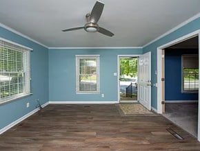 4704 Lawndale Dr in Greensboro, NC - Foto de edificio - Building Photo