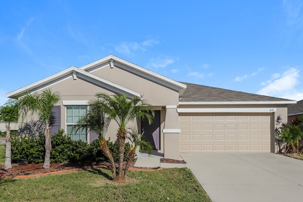 1637 Climbing Dayflower Dr in Ruskin, FL - Building Photo