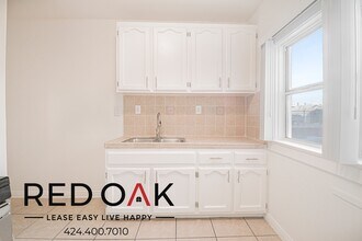 1056 Normandie Ave in Los Angeles, CA - Foto de edificio - Building Photo