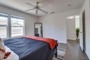 8713 Plaza Sq in San Diego, CA - Building Photo