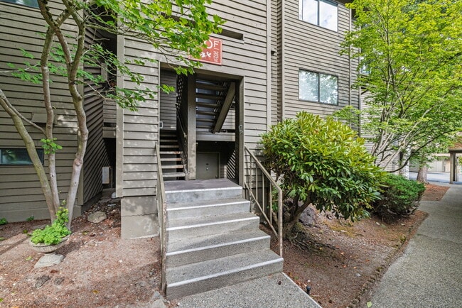 130 SW 116th St, Unit F-12 in Seattle, WA - Foto de edificio - Building Photo