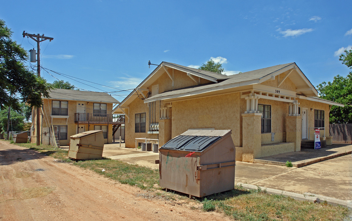 309 W 10th St in Plainview, TX - Building Photo