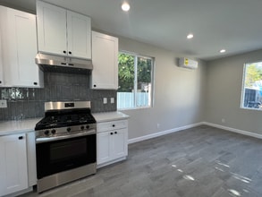 924 W Chestnut Ave in Santa Ana, CA - Building Photo - Building Photo