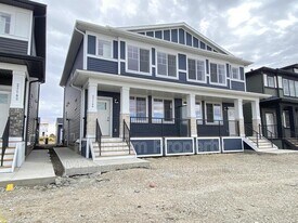 21146 Sheriff King St SW in Calgary, AB - Building Photo
