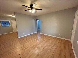 6818 Weston St in Houston, TX - Building Photo
