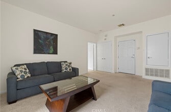9610 Zelzah Ave, Unit 306 in Northridge, CA - Foto de edificio - Building Photo