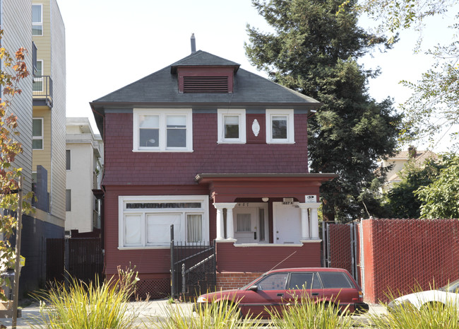 487 W MacArthur Blvd in Oakland, CA - Building Photo - Building Photo