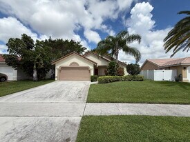 8657 Rosalie Ct in Boynton Beach, FL - Building Photo
