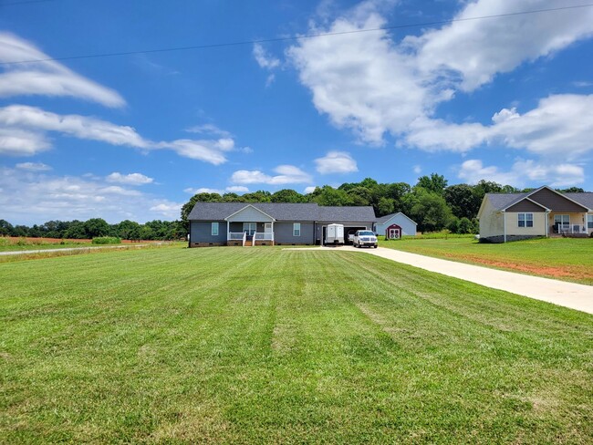 1330 Daniels Rd in Lincolnton, NC - Foto de edificio - Building Photo