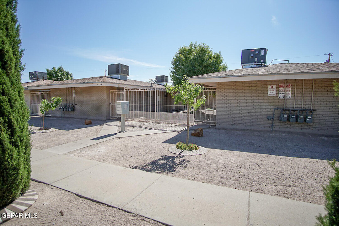 8608 Lawson St in El Paso, TX - Building Photo