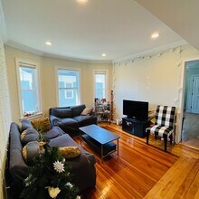 42 Burton St, Unit 2 in Boston, MA - Foto de edificio - Building Photo