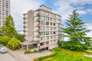 2090 Argyle Av in West Vancouver, BC - Building Photo