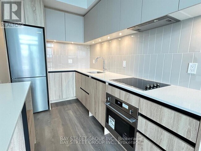 8 Beverley Glen Blvd in Vaughan, ON - Building Photo - Building Photo