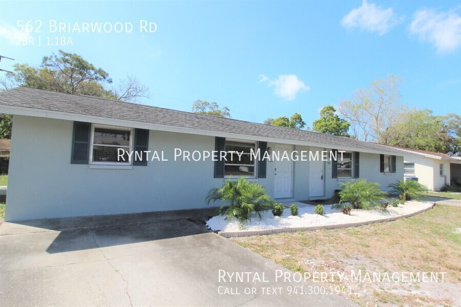 562 Briarwood Rd in Venice, FL - Building Photo