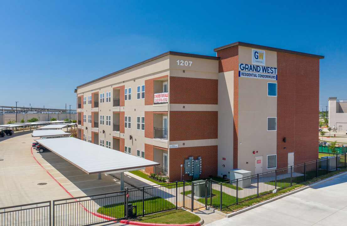 Grand West Condos in Katy, TX - Foto de edificio