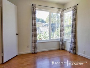 2725 23rd Ave-Unit -Unit 4 in Oakland, CA - Building Photo - Building Photo
