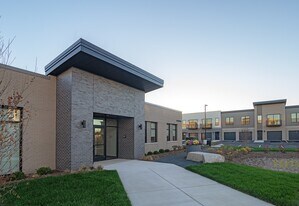 Alta Apartments in Pewaukee, WI - Building Photo