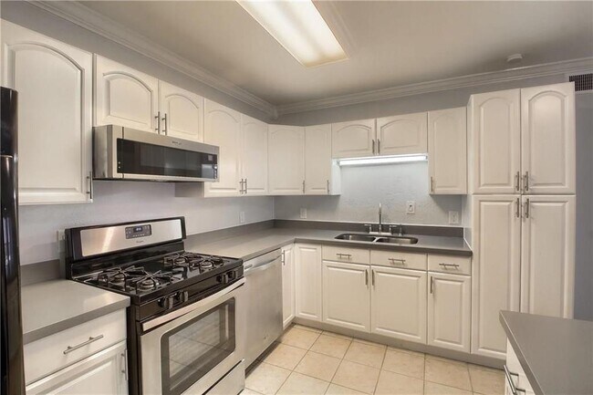 1304 Summit St in Austin, TX - Building Photo - Building Photo