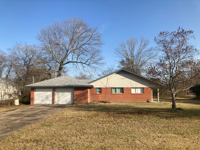1942 Center St in Baytown, TX - Building Photo - Building Photo