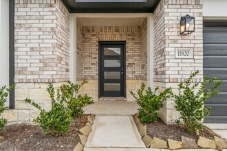 11820 Whirlaway Dr in Willis, TX - Building Photo - Building Photo