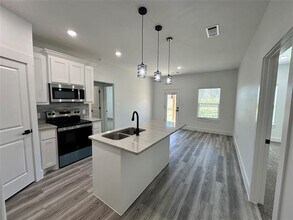 612 W Walker St in Denison, TX - Building Photo - Building Photo