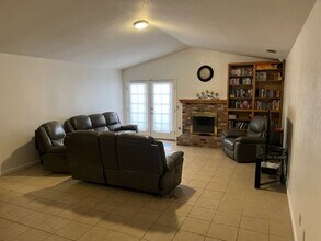 2427 Cherrywood Ct in Hanford, CA - Building Photo - Building Photo