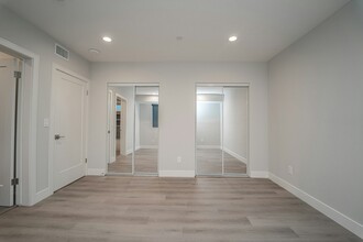 2115 Holly Dr in Los Angeles, CA - Foto de edificio - Building Photo