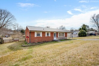 606 Pine Ridge Rd in Johnson City, TN - Building Photo - Building Photo