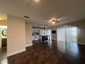 388 NW 103rd Terrace in Pembroke Pines, FL - Foto de edificio - Building Photo