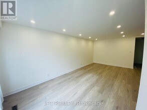 26 Davis Rd in Aurora, ON - Building Photo - Building Photo