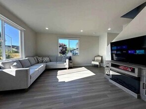 109 Hill Dr in Cathlamet, WA - Building Photo - Building Photo