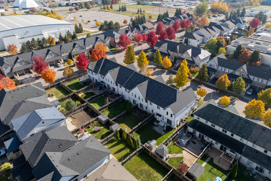 8 Haverhill Cres in Whitby, ON - Building Photo