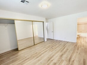 2617 S Durango Dr in Las Vegas, NV - Building Photo - Building Photo