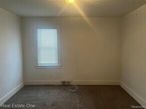 21410 Roosevelt Ave in Farmington Hills, MI - Building Photo - Building Photo