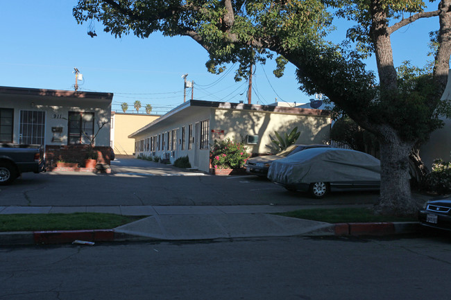 911 W Angeleno Ave in Burbank, CA - Building Photo - Building Photo