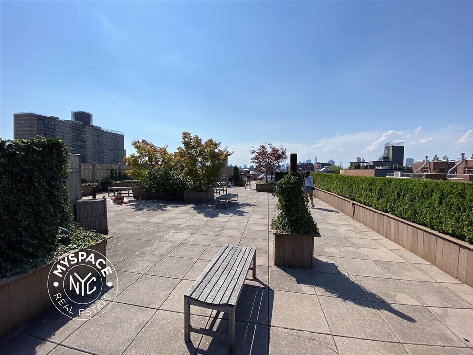 146 Meserole St, Unit 3F in Brooklyn, NY - Building Photo