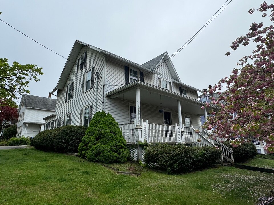 413 High St in Middletown, CT - Building Photo
