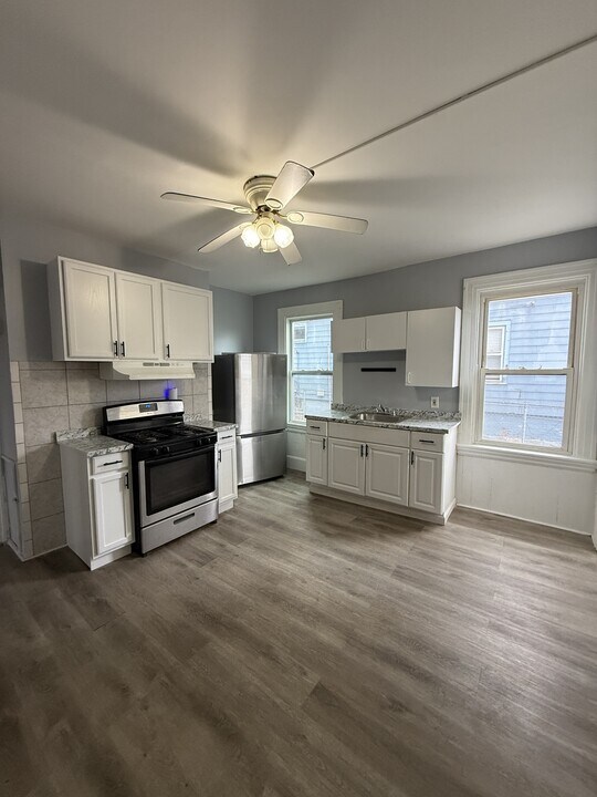 96-98-98 Sargeant St in Hartford, CT - Building Photo