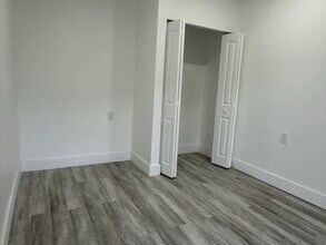 901 NW 46th St in Miami, FL - Foto de edificio - Building Photo