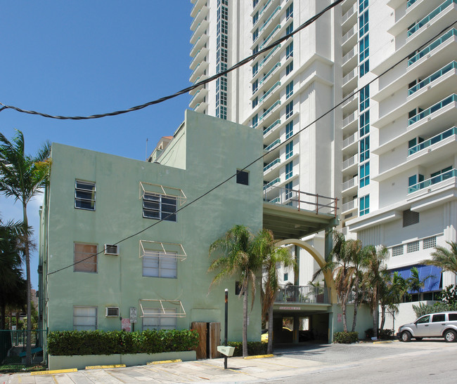 East Wind Apartments in Fort Lauderdale, FL - Building Photo - Building Photo