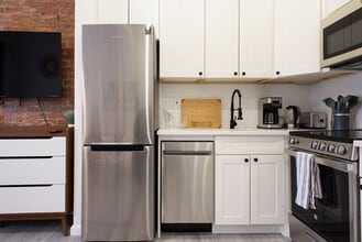 240 E 75th St in New York, NY - Building Photo - Building Photo