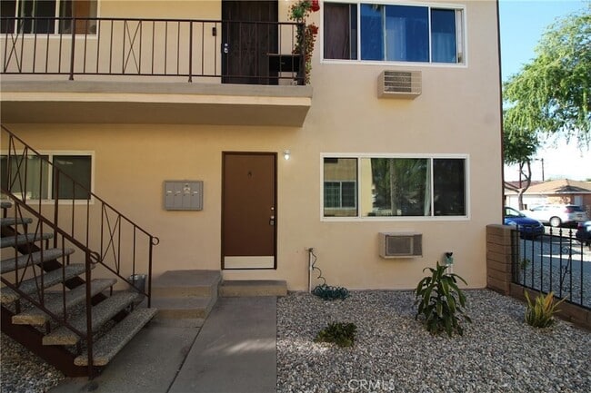 1010 E 32nd St, Unit B in Signal Hill, CA - Foto de edificio - Building Photo