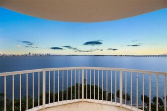 1420 Brickell Bay Dr, Unit 1001A in Miami, FL - Foto de edificio - Building Photo