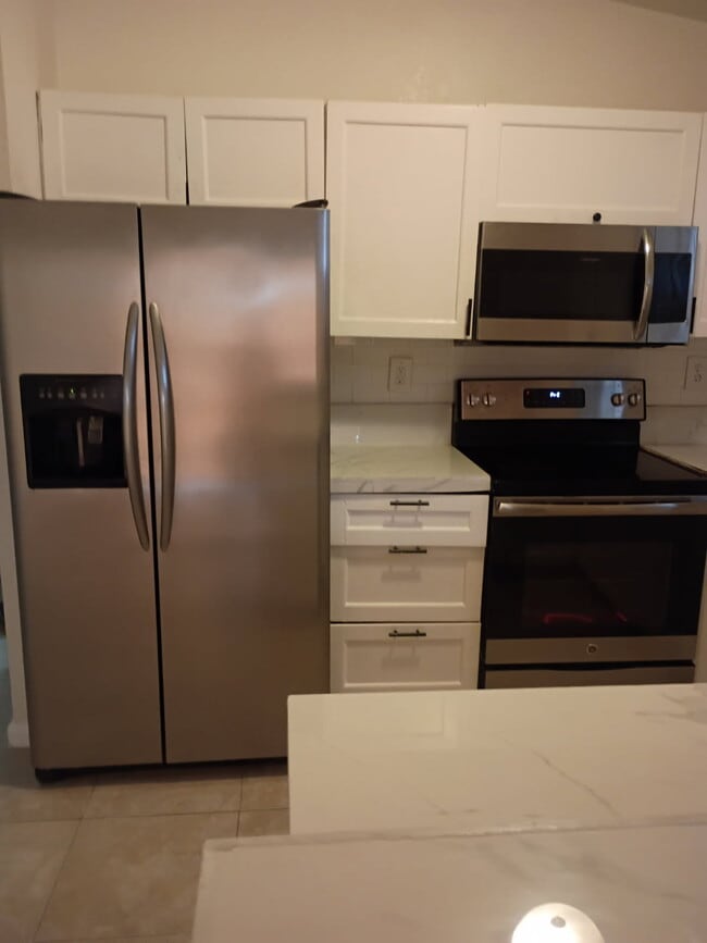 1902 NW 83rd St in Miami, FL - Foto de edificio - Building Photo