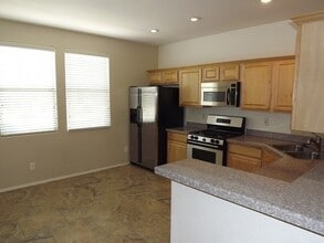 11201 Crosseto Dr in Las Vegas, NV - Building Photo - Building Photo
