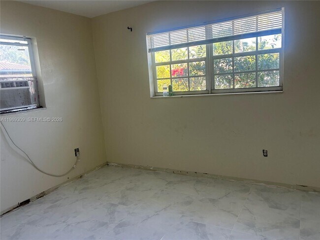 15020 NE 6th Pl in Miami, FL - Foto de edificio - Building Photo